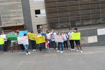 Concentración a las puertas de los juzgados de Telde por una ley antiokupas/TA.